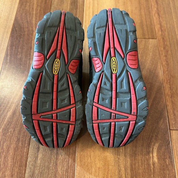 Keen Oakridge Boys Sz 1 Waterproof Hiking Shoes Black/Red - EUC - Picture 4 of 7